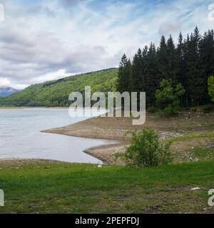 Tereblya River Wasserreservat. Wunderschöne Landschaft in Bergen, die mit Plastik und Müll verschmutzt sind. Dürre im Frühling Stockfoto