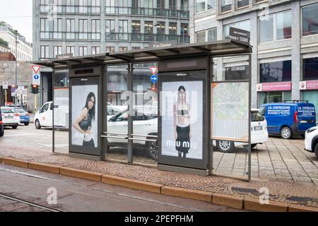 Straßenbahnhaltestelle im Stadtzentrum von Mailand, piazza Cavour, Italien. Werbung für die Marke Miu Miu. Stockfoto