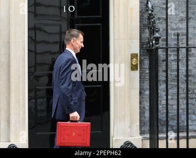 Jeremy Hunt MP (Con: South West Surry) Schatzkanzler, verlässt Downing Street, um sein erstes Budget am 15. März 2023 zu erfüllen Stockfoto