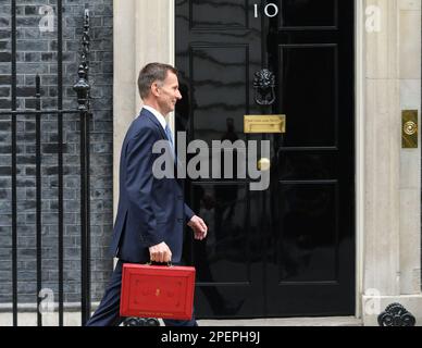 Jeremy Hunt MP (Con: South West Surry) Schatzkanzler, verlässt Downing Street, um sein erstes Budget am 15. März 2023 zu erfüllen Stockfoto