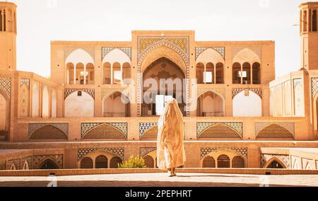 Kashan, Iran - 29. Mai 2022: Touristen und Pilger erkunden die wunderschöne Agha Bozorg Moschee Stockfoto