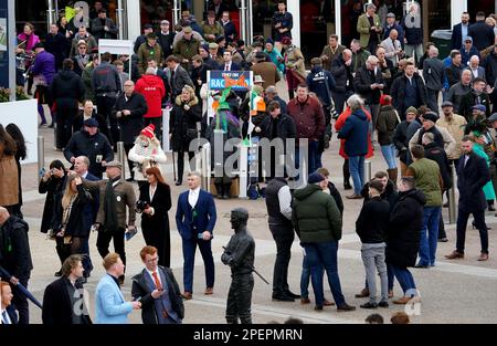 Die Rennfahrer kommen vor dem dritten Tag des Cheltenham Festivals auf der Rennbahn Cheltenham an. Foto: Donnerstag, 16. März 2023. Stockfoto