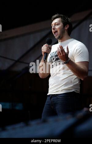 Der australische Olympiasieger und Goldmedaillengewinner Ian Thorpe kündigt die John Butler Trio-Vorstellung beim Live Earth-Konzert an. Australisches Stadion. Sydney, Australien. 07.07.07. Stockfoto