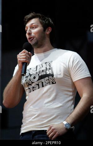 Der australische Olympiasieger und Goldmedaillengewinner Ian Thorpe kündigt die John Butler Trio-Vorstellung beim Live Earth-Konzert an. Australisches Stadion. Sydney, Australien. 07.07.07. Stockfoto