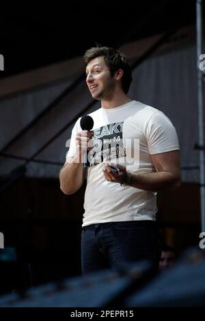 Der australische Olympiasieger und Goldmedaillengewinner Ian Thorpe kündigt die John Butler Trio-Vorstellung beim Live Earth-Konzert an. Australisches Stadion. Sydney, Australien. 07.07.07. Stockfoto