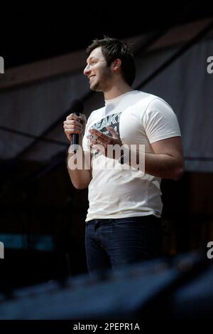 Der australische Olympiasieger und Goldmedaillengewinner Ian Thorpe kündigt die John Butler Trio-Vorstellung beim Live Earth-Konzert an. Australisches Stadion. Sydney, Australien. 07.07.07. Stockfoto