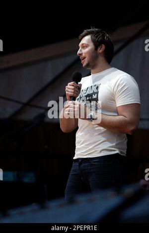 Der australische Olympiasieger und Goldmedaillengewinner Ian Thorpe kündigt die John Butler Trio-Vorstellung beim Live Earth-Konzert an. Australisches Stadion. Sydney, Australien. 07.07.07. Stockfoto