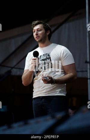 Der australische Olympiasieger und Goldmedaillengewinner Ian Thorpe kündigt die John Butler Trio-Vorstellung beim Live Earth-Konzert an. Australisches Stadion. Sydney, Australien. 07.07.07. Stockfoto