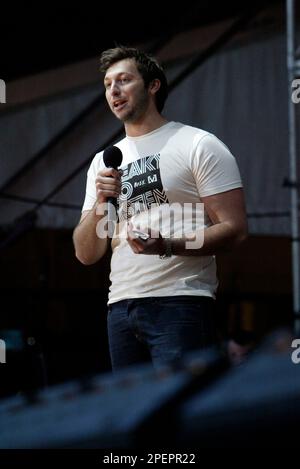 Der australische Olympiasieger und Goldmedaillengewinner Ian Thorpe kündigt die John Butler Trio-Vorstellung beim Live Earth-Konzert an. Australisches Stadion. Sydney, Australien. 07.07.07. Stockfoto