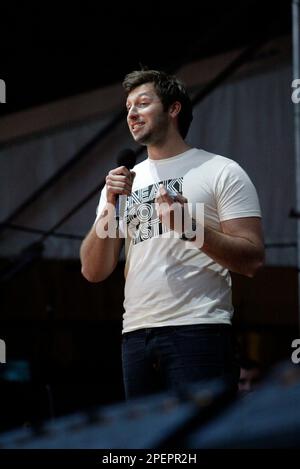 Der australische Olympiasieger und Goldmedaillengewinner Ian Thorpe kündigt die John Butler Trio-Vorstellung beim Live Earth-Konzert an. Australisches Stadion. Sydney, Australien. 07.07.07. Stockfoto