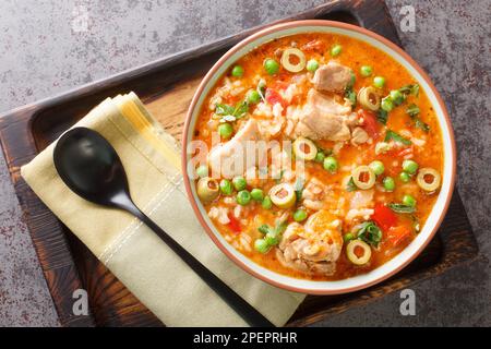 Asopao de Pollo, dieses beruhigende puertoricanische Hühnchen- und Reis-Gumbo-Gericht, ist in der ganzen Karibik beliebt. Horizontal Stockfoto