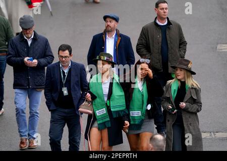 Die Rennfahrer kommen vor dem dritten Tag des Cheltenham Festivals auf der Rennbahn Cheltenham an. Foto: Donnerstag, 16. März 2023. Stockfoto