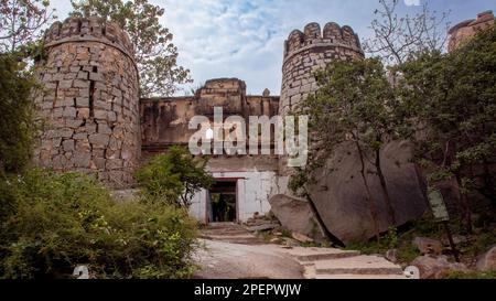 Türme bewachen den Eingang zum Anegundi Fort in der Nähe von Hampi. Hampi, die Hauptstadt des Vijayanagar Empire, gehört zum UNESCO-Weltkulturerbe. Stockfoto