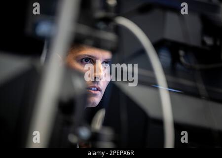 16. März 2023, Hessen, Frankfurt/Main: Ein Börsenmakler beobachtet die Preisentwicklung auf seinem Monitor. Nach den jüngsten Turbulenzen im Bankensektor beobachten Finanzexperten die Entwicklungen auf den internationalen Aktienmärkten aufmerksam. Die Hilfe der Schweizer Zentralbank für die kränkelnde Credit Suisse hat sich als beruhigende Pille für die deutsche Börse erwiesen. Foto: Boris Roessler/dpa Stockfoto