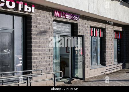 Sankt Petersburg, Russland. 15. März 2023. Russischer Onlinehändler, Wildberries-Gebäude in St. Petersburg gesehen. (Foto: Maksim Konstantinov/SOPA Images/Sipa USA) Guthaben: SIPA USA/Alamy Live News Stockfoto