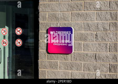 Sankt Petersburg, Russland. 15. März 2023. Russischer Onlinehändler, Wildberries-Gebäude in St. Petersburg gesehen. (Foto: Maksim Konstantinov/SOPA Images/Sipa USA) Guthaben: SIPA USA/Alamy Live News Stockfoto