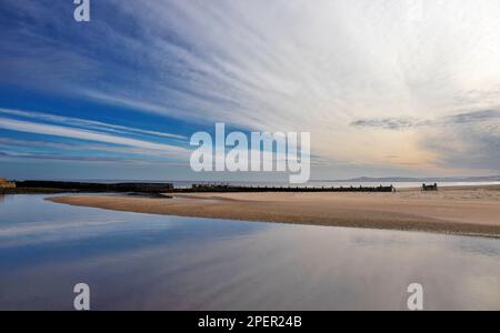 Lossiemouth Moray Coast Schottland blauer Himmel über dem East Beach Sand und dem Fluss Lossie Stockfoto