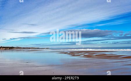 Lossiemouth Moray Coast Schottland mit Blick über East Beach Sands bis zur Stadt und schneebedeckten Hügeln von Sutherland Stockfoto