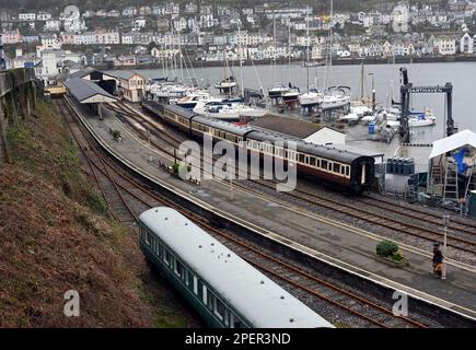 Landschaftsblick in Richtung Kingwear Railway Station mit dem Fluss Dart und Dartmouth im Hintergrund, Dartmouth, Devon, England, Großbritannien Stockfoto