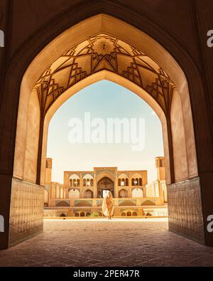 Kashan, Iran - 29. Mai 2022: Touristen und Pilger erkunden die wunderschöne Agha Bozorg Moschee Stockfoto