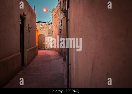 Kashan, Iran - 29. Mai 2022: Wunderschöne beleuchtete Häuser und Türen in Kashan Viertel bei Nacht. Sicherheit und Lebensstil Stockfoto