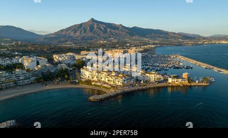 Blick aus der Vogelperspektive auf Port Banus bei einem wunderschönen Sonnenuntergang in der Stadt Marbella, Spanien. Stockfoto