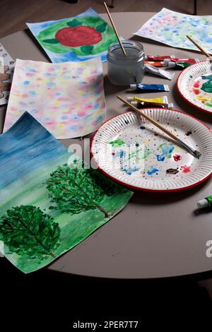 Fotolehrgang zum Zeichnen mit farbigen Farben auf dem Tisch Stockfoto