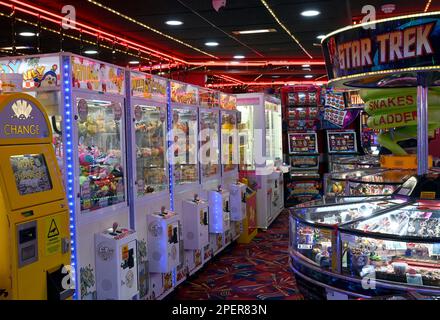 Blick von innen auf eine Spielhalle.- Großbritannien., Stockfoto