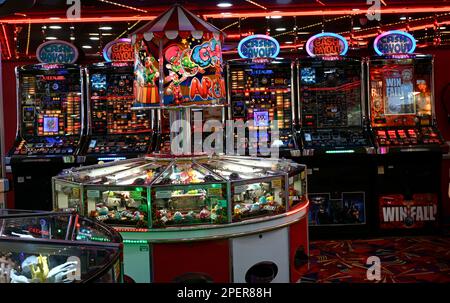 Blick von innen auf eine Spielhalle.- Großbritannien., Stockfoto