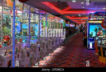 Blick von innen auf eine Spielhalle.- Großbritannien., Stockfoto