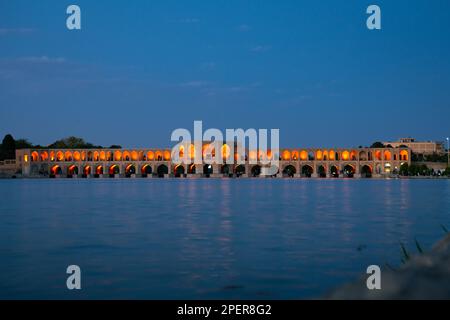 Isfahan, Iran - 15. juni, 2022:Alte Khajoo-Brücke, über den Zayandeh River in Isfahan, Iran. Stockfoto