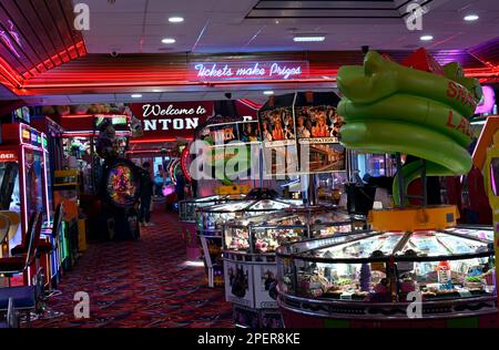 Blick von innen auf eine Spielhalle.- Großbritannien., Stockfoto