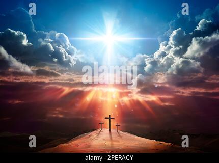 Auferstehung - Lichtkreuzform in Wolken - auferstanden - Jesus steigt in die Himmelszene Stockfoto