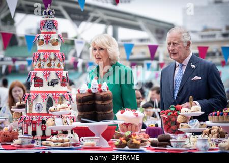 Aktenfoto vom 05. Dezember 06/2022 des damaligen Prinzen von Wales und der Herzogin von Cornwall, als Schutzpatron des Big Lunch, beim Big Jubilee Lunch auf dem Spielfeld am Oval Cricket Ground, London. Die Schotten werden dringend aufgefordert, an einer Gemeindeveranstaltung zur Feier der Krönung des Königs teilzunehmen. Die Gemeinden erhalten einen besonderen Brief von Charles und der königlichen Gemahlin, um ihrer Teilnahme zu gedenken, wenn sie sich für das große Mittagessen der Krönung anmelden. Ausgabedatum: Donnerstag, 16. März 2023. Stockfoto