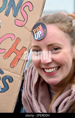 Streikende Lehrer nahmen an einer Budget Day Rally im Namen der National Education Union, Trafalgar Square, London, Großbritannien, Teil. Stockfoto