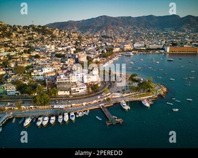 Eine Luftlinie von Marina in der Skyline von Acapulco, umgeben vom Strand und dem Meer Stockfoto