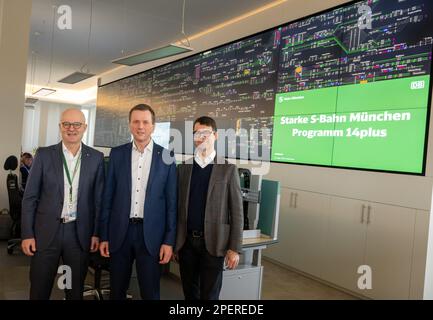 München, Deutschland. 16. März 2023. Heiko Büttner (l-r), Vorsitzender des Verwaltungsrats der Münchner S-Bahn, Klaus-Dieter Josel, Vertreter der DB-Gruppe für Bayern, Und Christoph Herzog, Leiter Werk- und Instandhaltungsmanagement DB Netz München, steht im neuen Leitzentrum der Münchner S-Bahn im Neubau des Ostbahnhofs bei der Vorstellung des Projektes "Strong S-Bahn München - Programm 14plus". Kredit: Peter Kneffel/dpa/Alamy Live News Stockfoto