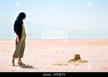 Touristenstand für Weiße am rosa Salzsee von Maharlu. Reiseziel Iran in Shiraz Stockfoto