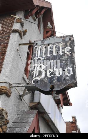 An der Außenwand eines Restaurants in Saint Louis hängt ein altes „Little Bevo“-Schild Stockfoto