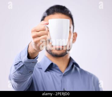 Hand, Kaffeetasse und Studio mit Geschäftsmann für Getränke, Energie und Gesundheit, um den Morgen im Hintergrund zu beginnen. Geschäftsmann, Jungunternehmer und Holding Stockfoto