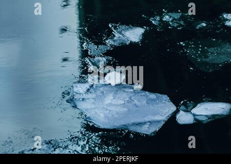 Echte Schönheitseisbrocken im Wasser an bewölktem Wintertag Stockfoto