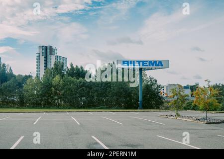 Helsinki, Finnland - 22. August 2022: Riesiges BLAUES BILTEMA-Schild am Eingang des schwedischen Ersatzteillagers, Haushaltswaren auf natürlichem Hintergrund Stockfoto