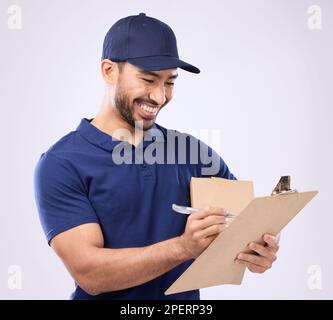 Der Zusteller schreibt die Checkliste isoliert im Studiohintergrund in Kurierdienst, Lieferkette und Klemmbrett. Asiatischer Arbeiter, Unternehmen oder Logistik Stockfoto