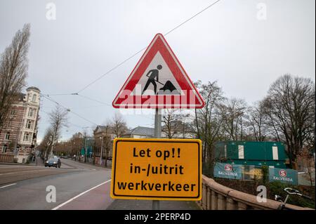 Warnschild Arbeitsverkehr In Amsterdam Niederlande 2-1-2023 Stockfoto