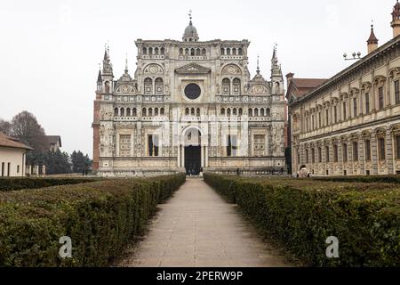 PAVIA, ITALIEN, 28. DEZEMBER 2022 - Blick auf Certosa von Pavia, Kloster Santa Maria delle Grazie, die historische monumentale Anlage mit einem Monas Stockfoto