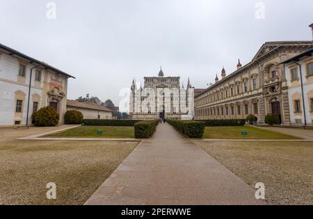 PAVIA, ITALIEN, 28. DEZEMBER 2022 - Blick auf Certosa von Pavia, das Kloster Santa Maria delle Grazie, der historische monumentale Komplex einschließlich eines m. Stockfoto