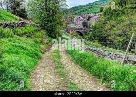 Muker ist ein Dorf und eine zivile Gemeinde am westlichen Ende von Swaledale in North Yorkshire, England, im Bezirk Richmondshire. Stockfoto