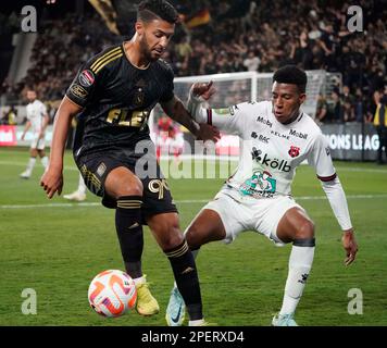 15. März 2023: LAFC Forward Denis Bouanga hält die Herausforderung um den Ball von Josimar Alocer Forward für Alajuelense zurück. Alajuelense 2:1 LAFC, 2023 CONCACAF Champions League Runde 16, BOM Stadium, Los Angeles, CA, USA, 15. März 2023. (Kreditbild: © Scott Mitchell/ZUMA Press Wire) NUR REDAKTIONELLE VERWENDUNG! Nicht für den kommerziellen GEBRAUCH! Stockfoto