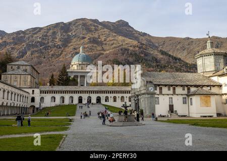 OROPA, ITALIEN, 30. OKTOBER 2022 - Untere Basilika und Oropa-Heiligtum im Hintergrund, marian Heiligtum gewidmet der Schwarzen Madonna, Provinz Biella Stockfoto