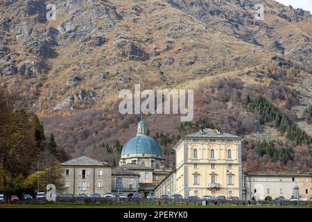 OROPA, ITALIEN, 30. OKTOBER 2022 - Blick auf Oropa Sanctuary, marian Sanctuary der Schwarzen Madonna, Biella Province, Piemont, Italien Stockfoto